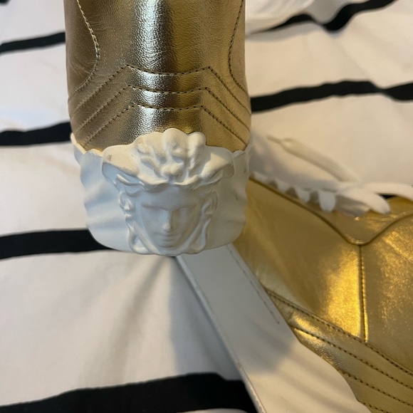 VERSACE MÉDUSA NEW GOLD SNEAKERS - Picture 2 of 8